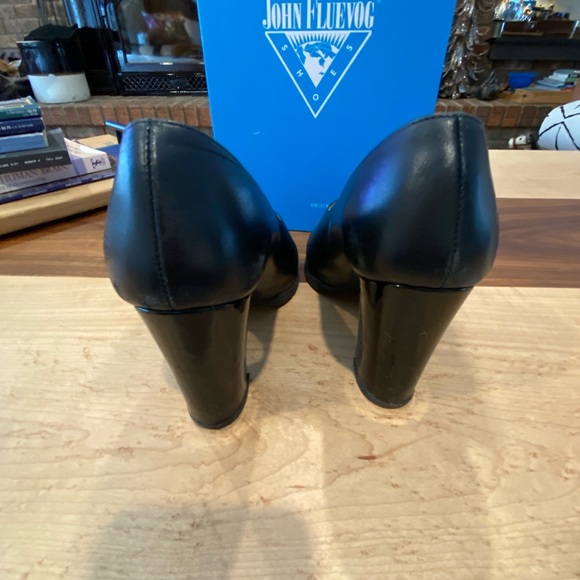 John Fluevog black heel. Size 6.5 - Picture 4 of 4